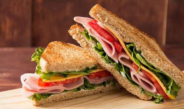 Illusztráció: teljes kiőrlésű szendvics pulykamell és paprika